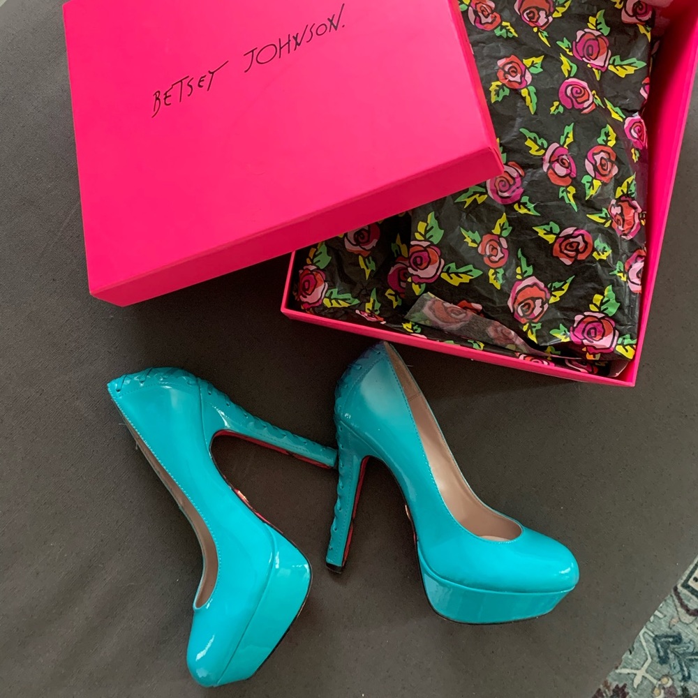 EUC 💙 Betsy Johnson Platform Patent Teal Pumps